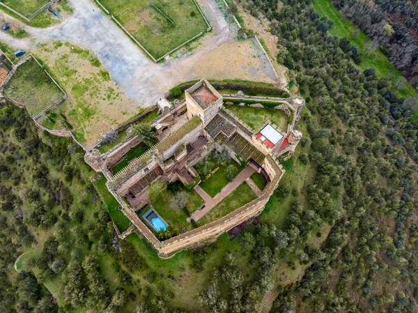 スペインのセゴビア カスティーリャのフィールドの遊歩道に建てられたペドラサの中世の城 平面上の空景 — ストック写真
