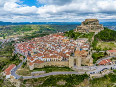 Morella Castellon 'da, Sant Miquel, İspanya kulelerinin yan görüntüsü.