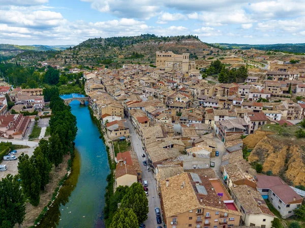 Valderrobres Teruel省 Santa Maria Mayor Aragon城堡和教堂的空中景观 西班牙河流和桥梁景观 — 图库照片
