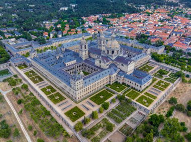 İspanya, Madrid yakınlarındaki San Lorenzo de El Escorial Kraliyet Manastırı 'nın hava manzarası. Arka taraf panoramik hava görüntüsü