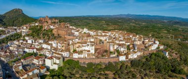 Castellon 'daki Vilafames' in hava panoramik manzarası İspanya 'nın güzel kasabaları olarak listelenmiştir.