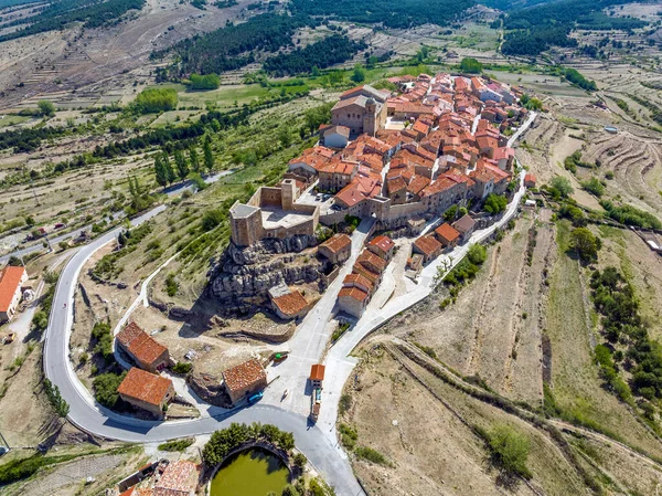西班牙Teruel省Puertomingalvo市被列为西班牙空中全景空中景观美丽的城镇 — 图库照片