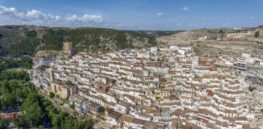Albacete 'nin Alcala del Jucar ilinin panoramik hava manzarası İspanya' nın güzel köyleri olarak listelendi