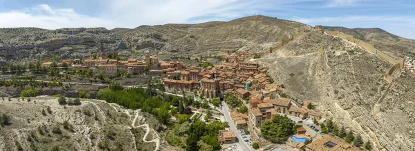 西班牙特鲁尔省阿尔巴拉欣省美丽村庄的全景全景 — 图库照片