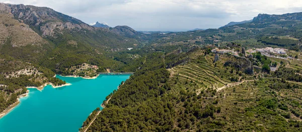 阿利坎特省瓜达尔最水库的全景鸟瞰图 被列为西班牙美丽的村庄 — 图库照片