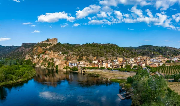 Miravet村和Ebro河 塔拉戈纳省 西班牙 Miravet是加泰罗尼亚最迷人的村庄之一 — 图库照片