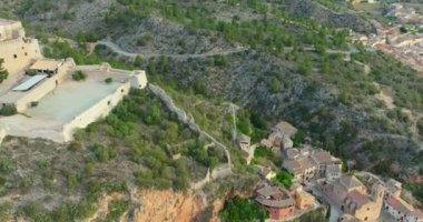 Miravet köyü ve Ebro nehri. Tarragona ili. İspanya. Miravet, Katalonya 'nın en büyüleyici köylerinden biridir.
