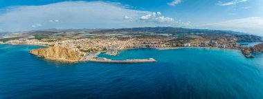 Murcia 'nın Akdeniz kıyı şehri Aguilas' ın büyük panoramik manzarası. İspanya