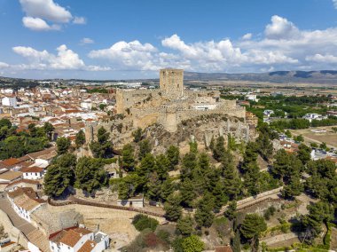 İspanya 'nın Albacete Castilla la la Mancha eyaletindeki Almansa kentinin panoramik hava manzarası