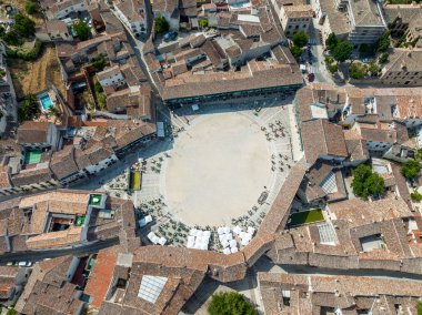 Madrid 'in Chinchon şehrinin ana meydanındaki hava manzarası. İspanya 'nın güzel şehirleri olarak listelenmiş.