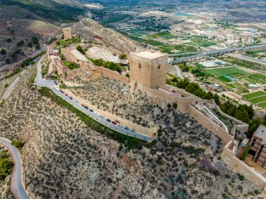 Lorca şehrinin Murcia İspanya 'daki panoramik manzaralı kalesi. Alphonsine Kulesi