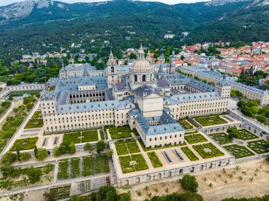 Madrid, İspanya yakınlarındaki El Escorial 'da. San Lorenzo Kraliyet Manastırı 'nın panoramik hava manzarası.