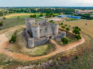 15. yüzyılın sonunda Guadalajara eyaletindeki Pioz Şatosu 'na inşa edildi. İspanya