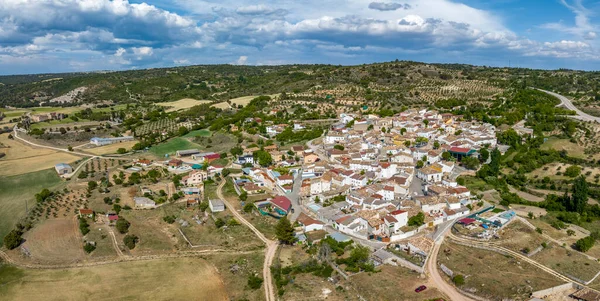 位于西班牙瓜达拉哈拉省科尔特斯的Monsalud的全景航空图 背景是Monsalud修道院 — 图库照片
