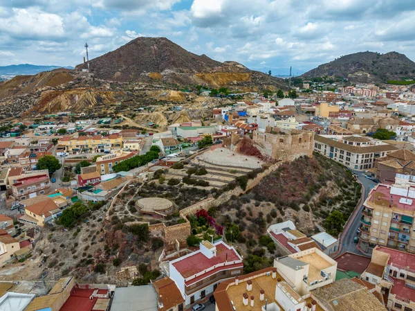 城の空中ビューと背景にムルシアスペインのマザロン州の鉱山山 — ストック写真