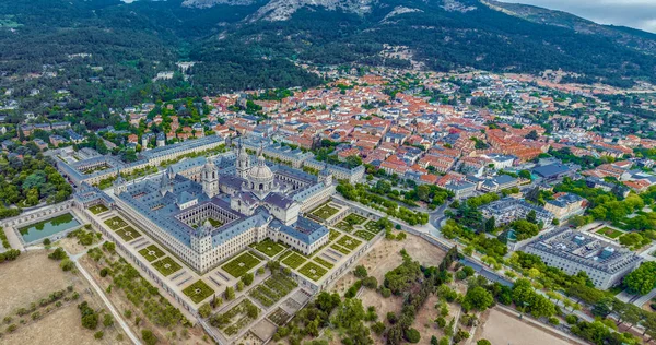 スペイン マドリード近郊のサン ロレンツォ エスクリアル修道院の空中写真 リアサイドパノラマ空撮 — ストック写真