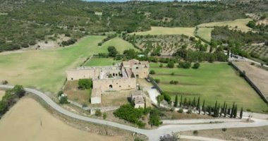 İspanya 'nın Guadalajara ili, Corcoles' deki Monsalud Manastırı 'nın panoramik hava manzarası arka planda Monsalud Manastırı' nı terk etti.