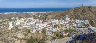 Güneşli bir günde mavi gökyüzüne karşı güneşli bir günde İspanya 'nın beyaz yamaçlarında yıkanan Mojacar köyü. Seyahat yerleri, ünlü yerler. Avrupa, Güney İspanya Büyük panoramik manzara