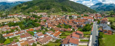 Potes in Cantabria, General view. Bu nüfus Cantabria Topluluğuna aittir ve Picos de Europa eteklerinde yer almaktadır. İspanya 'nın güzel kasabası