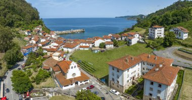 İspanya 'nın Tazones Asturias bölgesindeki Iglesia San Miguel' in panoramik kilisesi. İspanya 'nın güzel kasabası