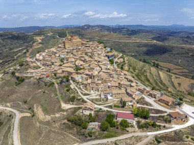 İspanya 'nın kuzeyindeki Navarra' daki Ujue kasabasının tepedeki manzarası antik hacı rotası Camino de Santiago ya da St. James Yolu üzerinde. Aday gösterilmiş Güzel Şehir