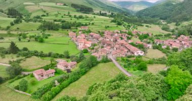 Carmona Nehri 'ndeki Nansa Köprüsü, İspanya' daki Cabuerniga Vadisi, Cantabria. İspanya 'nın güzel kasabası