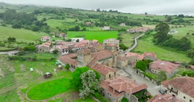 Santa Juliana 'daki Colegiata Kilisesi Santillana del Mar, Cantabria, İspanya, Avrupa. Hava görünümü.
