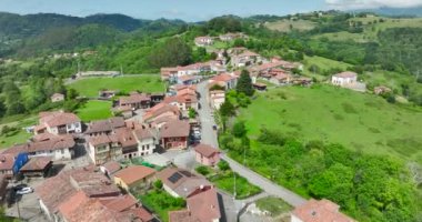 Torazo, Asturias 'ın panoramik hava manzarası. Tarihi cazibe ve doğal güzelliğin huzurlu bir karışımı. Aday gösterilmiş Güzel Şehir