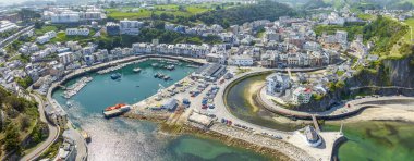 Asturias 'taki Luarca deniz kenti Cantabria, İspanya' nın en güzel şehirlerinden biri olarak kabul edilir.