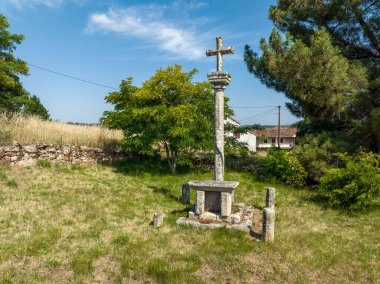 Cruceiro de Las, İspanya 'nın Galiçya eyaletindeki dini anıt. Bölgedeki Romanca mimarinin olağanüstü bir örneği.