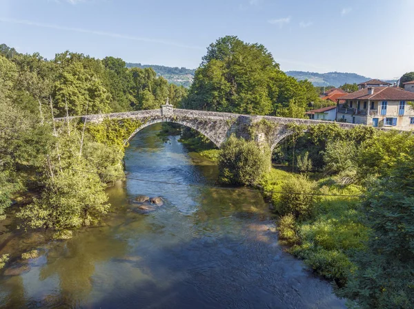 Die Mittelalterliche Brücke Von San Clodio Über Den Fluss Avia Stockbild