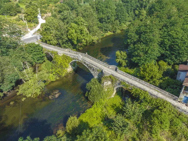 Die Mittelalterliche Brücke Von San Clodio Über Den Fluss Avia Stockfoto