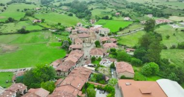 Santa Juliana 'daki Colegiata Kilisesi Santillana del Mar, Cantabria, İspanya, Avrupa. Hava görünümü.