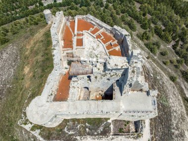Castrojeriz Burgos, Camino de Santiago 'da dur. Aragon Kralı IV. Alfonso 'nun karısı Kastilya Kraliçesi Leonor' un yeğeni I. Pedro 'nun emriyle 1359 yılında öldürüldüğü hava manzaralı kale.