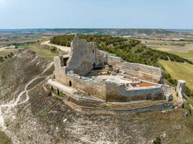 Castrojeriz Burgos, Camino de Santiago 'da dur. Aragon Kralı IV. Alfonso 'nun karısı Kastilya Kraliçesi Leonor' un yeğeni I. Pedro 'nun emriyle 1359 yılında öldürüldüğü hava manzaralı kale.