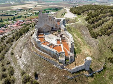 Castrojeriz Burgos, Camino de Santiago 'da dur. Aragon Kralı IV. Alfonso 'nun karısı Kastilya Kraliçesi Leonor' un yeğeni I. Pedro 'nun emriyle 1359 yılında öldürüldüğü hava manzaralı kale.