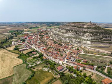 Burgos İspanya 'nın Castrojeriz ilinin panoramik hava görüntüsü