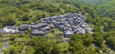 Havadan bakıldığında Penalba de Santiago, Leon ili, El Bierzo bölgesi, Mozarabic Kilisesi. İspanya 'nın en güzel kasabalarından biri olarak kabul edilir.