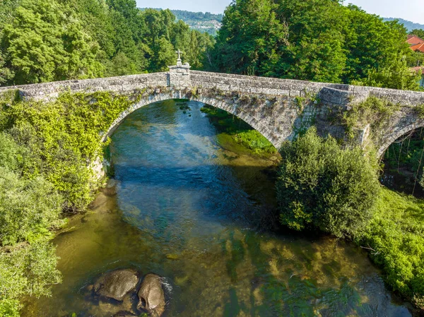 Die Mittelalterliche Brücke Von San Clodio Über Den Fluss Avia Stockbild