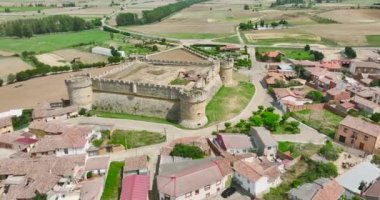 Grajal de Campos 'un hava panoramik manzarası, San Miguel Kilisesi, belediye binası ve sarayı, Camino de Santiago de Madrid' de bulunan Burgos vilayetine aittir.
