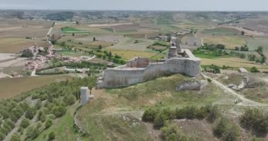 Castrojeriz Burgos, Camino de Santiago 'da dur. Aragon Kralı IV. Alfonso 'nun karısı Kastilya Kraliçesi Leonor' un yeğeni I. Pedro 'nun emriyle 1359 yılında öldürüldüğü hava manzaralı kale.
