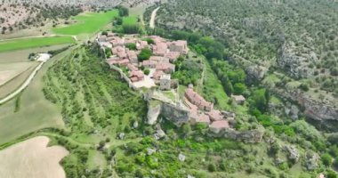 Calatanazor ili Soria, İspanya 'da ortaçağ kökenli şehrin panoramik hava manzarası