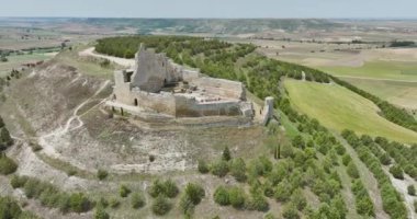 Castrojeriz Burgos, Camino de Santiago 'da dur. Aragon Kralı IV. Alfonso 'nun karısı Kastilya Kraliçesi Leonor' un yeğeni I. Pedro 'nun emriyle 1359 yılında öldürüldüğü hava manzaralı kale.