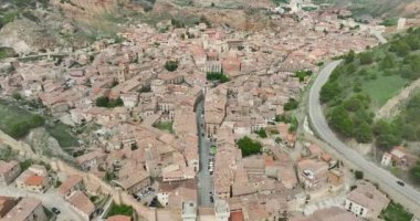 Zaragoza ilindeki taş evleri ve eski çatıları ile anıtsal şehir Daroca 'nın panoramik manzarası