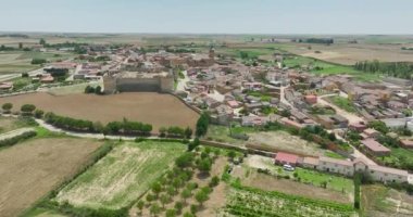 Leon 'un topraklarına yerleşmiş Grajal de Campos' un havadan panoramik görüntüsü, bu huzur köşesi İspanyol kırsal yaşamının özünü soluyor. San Miguel Kilisesi