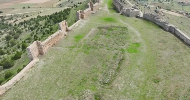 エステバン ゴルマスの要塞城 ソリア スペインのパノラマ風景 フロントエアラインビュー — ストック動画