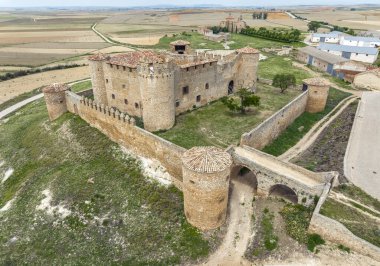Almenar, Soria, Castilla y Leon, İspanya 'daki ortaçağ şatosunun resmi