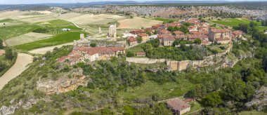 Calatanazor ili Soria, İspanya 'da ortaçağ kökenli şehrin panoramik hava manzarası