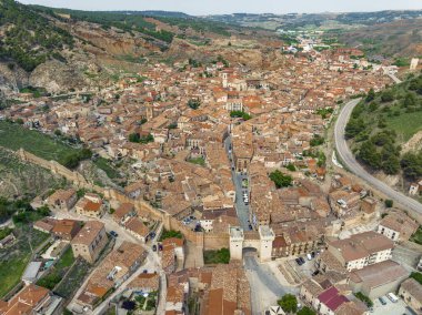 Zaragoza ilindeki taş evleri ve eski çatıları ile anıtsal şehir Daroca 'nın panoramik manzarası