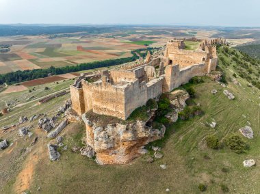 İspanya 'nın Soria ili San Esteban de Gormaz kalesinin panoramik hava manzarası. Ön hava görüntüsü